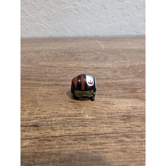 LEGO - Minifig, Helmet Rebel Pilot Raised Front & Microphone - Yellow Visor - Picture 3 of 4